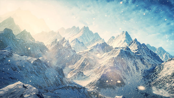 montaña cubierta con papel tapiz de nieve, montañas, nieve, obras de arte, manipulación de fotos, arte digital, paisaje, naturaleza, cian, azul, nevando, luz solar, brillante, roca, Fondo de pantalla HD