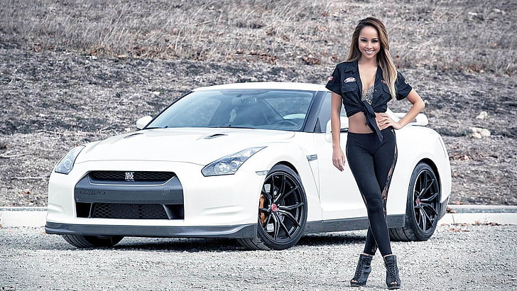 donna in leggings neri e camicia da annodare in piedi vicino a una coupé convertibile bianca, donne con auto, Nissan, Nissan GTR, mani sui fianchi, sorridente, Sfondo HD