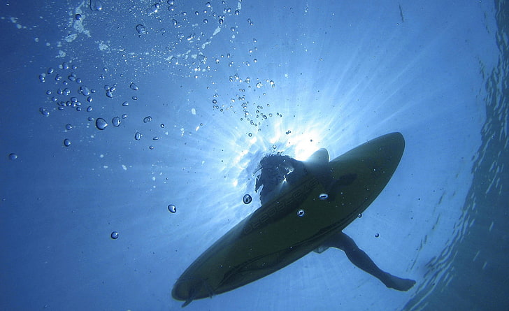 Surfer Floating On The Sea, желтая доска для серфинга, Спорт, Серфинг, Плавающий, Серфер, HD обои