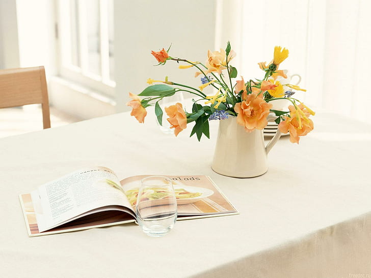 Decoração de flores 2, flores de pétalas de laranja;copo de vidro transparente e livro de receitas, flores, decoração, HD papel de parede
