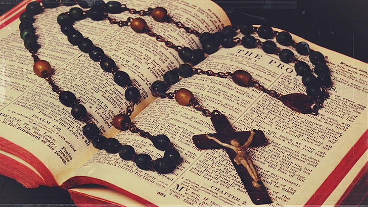 schwarzer und brauner Rosenkranz, heilige Bibel, heiliger Rosenkranz, Kreuz, Jesus Christus, HD-Hintergrundbild