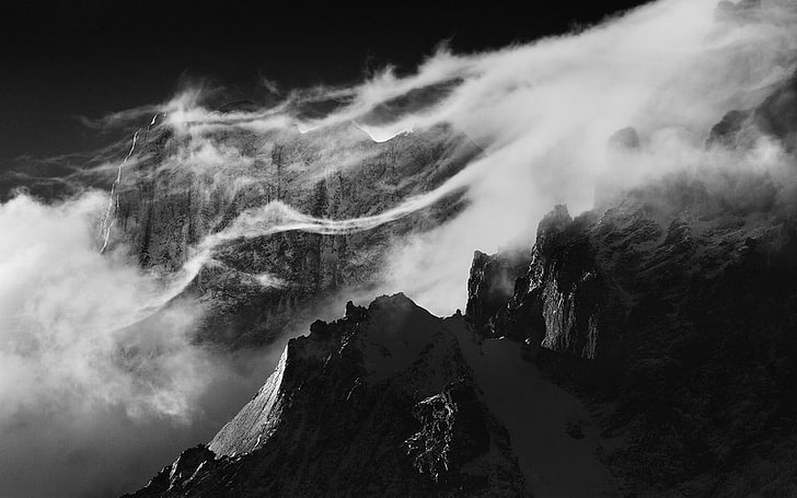 photo en niveaux de gris d'un homme, nature, paysage, montagnes, monochrome, Torres del Paine, Chili, vent, brume, nuages, lumière du soleil, pic enneigé, Fond d'écran HD