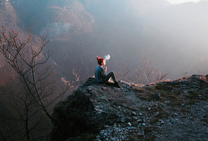 женщина, сидящая на вершине горы во время курения, пушка, дым, рыжая, курение, пейзаж, HD обои