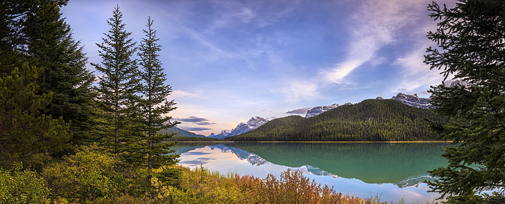 白と青のインフレータブルボート、パノラマ、カナダ、湖、山、森、雪のピーク、水、低木、木、穏やかな風景、自然、 HDデスクトップの壁紙