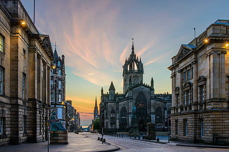 katedral bata abu-abu, arsitektur, bangunan, bangunan tua, Edinburgh, Skotlandia, Inggris, jalan, kuno, gereja, menara, patung, patung, katedral, lampu jalan, matahari terbenam, awan, malam, Wallpaper HD HD wallpaper