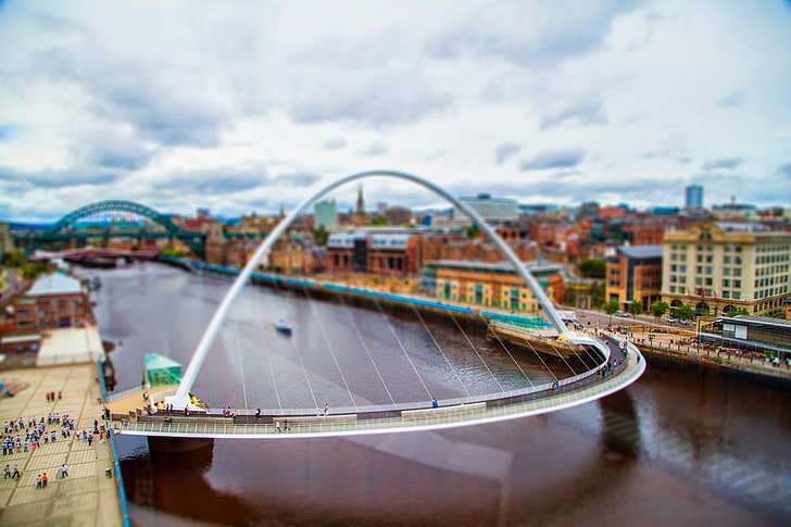 bridge and river, low-angle photography of landmark, tilt shift, cityscape, bridge, architecture, modern, Newcastle, Gateshead, Millennium Bridge, HD wallpaper