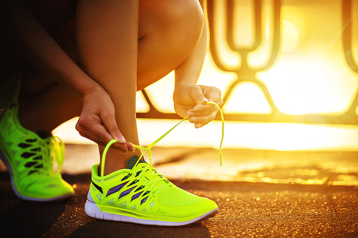 osoba wiążąca sznurówki do butów, bieganie, buty, koronki, słońce, zachód słońca, neon, Tapety HD