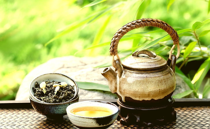 กาน้ำชาเซรามิกสีน้ำตาลและสีดำพร้อมชามการถ่ายภาพพืชธรรมชาติชาระยะชัดลึก, วอลล์เปเปอร์ HD