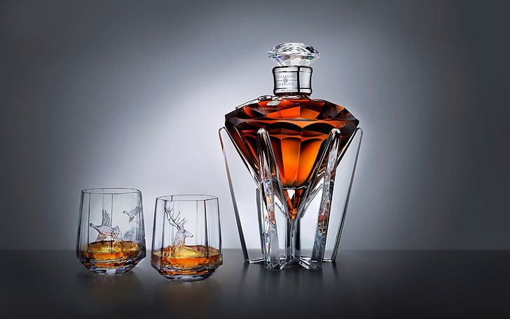 carafe en verre clair et deux verres en pierre claire, diamant, table, cerf, canards, bouteille en verre, beaux récipients en verre, whisky Johnnie walker, Fond d'écran HD