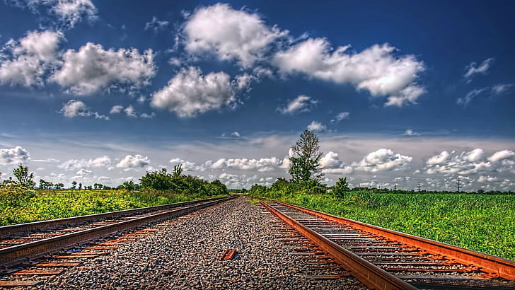 Rails de chemin de fer seuils en bois champ de roches avec du maïs beau ciel bleu avec des nuages ​​blancs paysage papier peint Hd papier peint 2560 × 1440, Fond d'écran HD