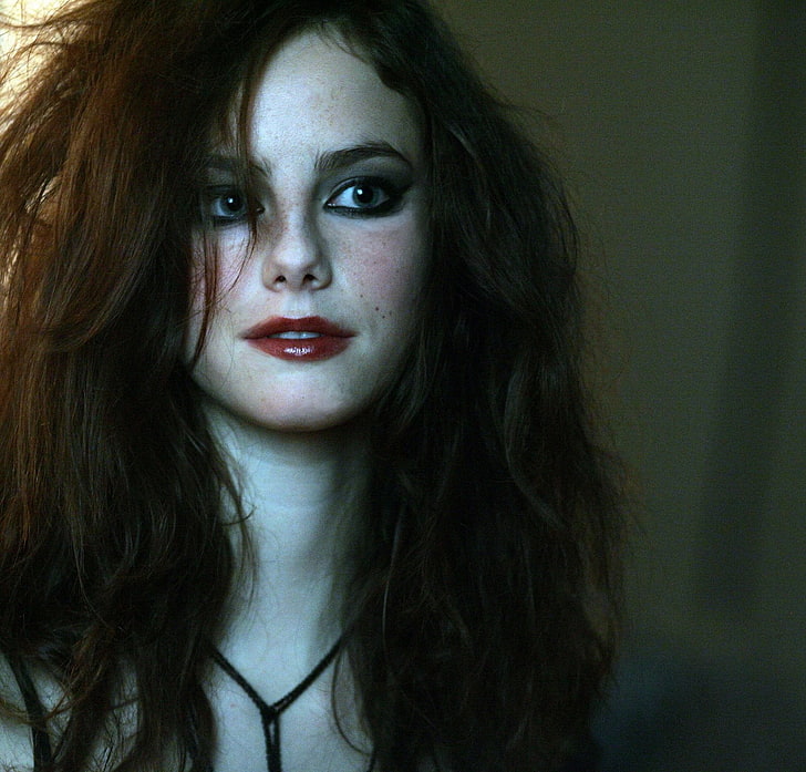 Kaya Scodelario, mujer, pintalabios rojo, cara, maquillaje, modelo, cabello largo, Fondo de pantalla HD