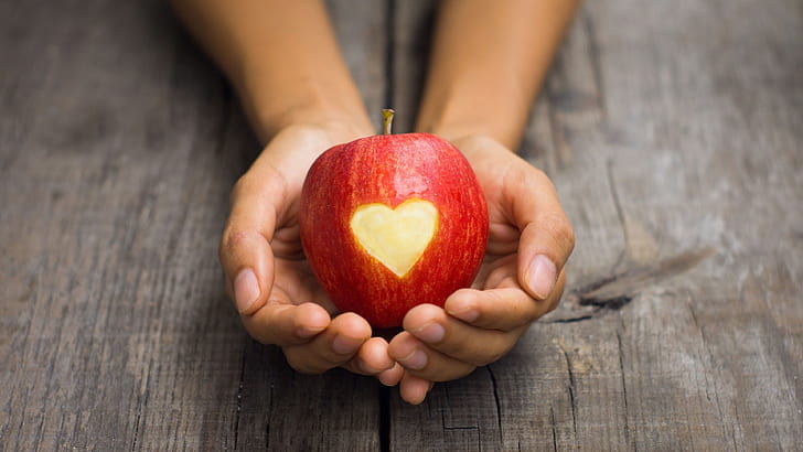 Красное яблоко в руке, Любовь в форме сердца, Красный, Яблоко, Рука, Любовь, Сердце, В форме, HD обои