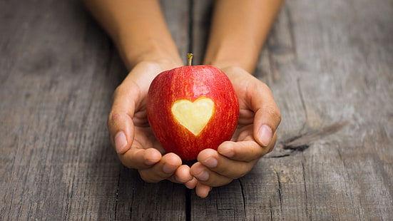 赤いリンゴを手に、ハート型が大好き、赤、リンゴ、手、愛、ハート型、 HDデスクトップの壁紙 HD wallpaper