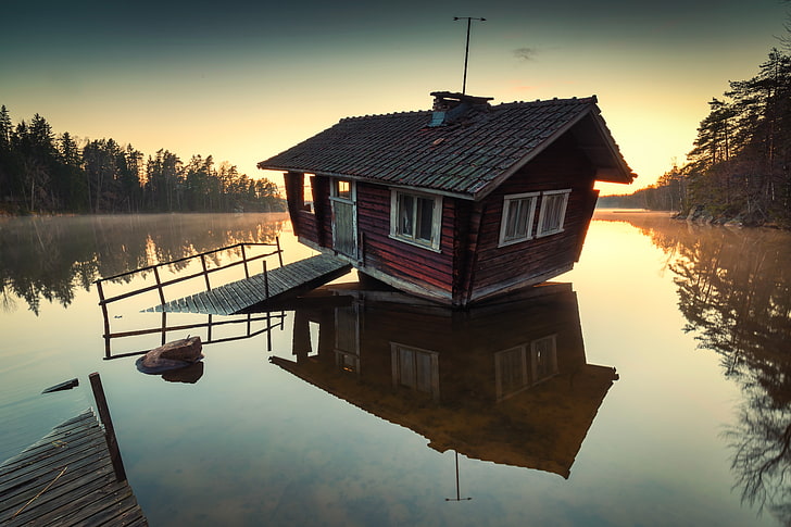 茶色の木造小屋、水、水、風景、木、自然、反射、森林、フィンランド、タンパジャ湖、キルコヌンミ、湖、サウナ、タンパジャにある茶色と黒の木造住宅、 HDデスクトップの壁紙