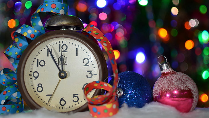 ta marrone, tondo bianco analogico orologio da scrivania accanto a palline blu e rosa, orologi, Natale, ornamenti natalizi, luci, bokeh, profondità di campo, nastro, inverno, neve, colorato, Sfondo HD