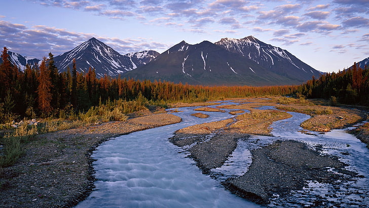 планина близо до река, природа, пейзаж, планини, облаци, сняг, вода, Канада, поток, дървета, гора, река, HD тапет