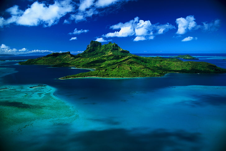 zielona wyspa pod zachmurzonym niebem w ciągu dnia, natura, wyspa, bezludna wyspa, morze, Tapety HD
