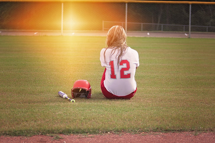 и, бейсбол, летучая мышь, рядом, женщина, поле, трава, шлем, игрок, сидя, HD обои