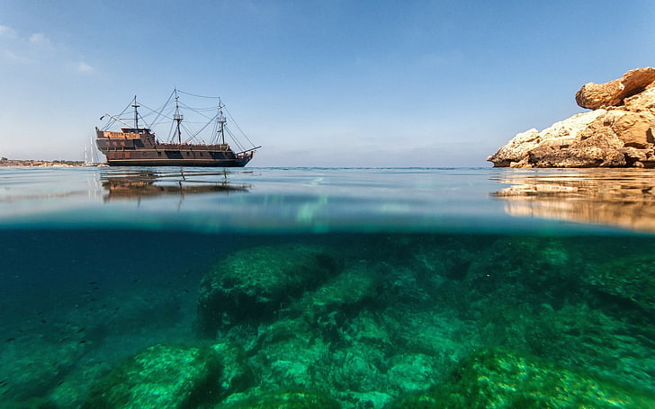 brązowy statek galeon, morze, statek, skała, podzielony widok, woda, pod wodą, Tapety HD