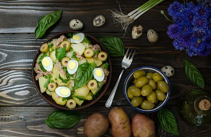 mat, stilleben, ägg, oliver, potatis, basilika, blommor, blå blommor, gaffel, lök, flaskor, bord, HD tapet