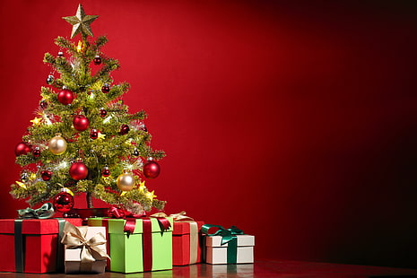 зелена елха и подаръчни кутии от различни цветове, звезди, дърво, подаръци, Нова година, украшение, коледна украса, коледно дърво, весела Коледа, коледни декорации, леки топки, леки топки, HD тапет HD wallpaper