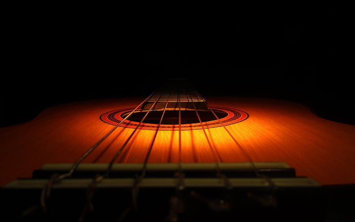 фотография пятиструнной гитары, деревянная гитара, темный фон, гитара, HD, HD обои