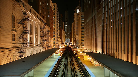 черна метална стълба за бягство, град, градски пейзаж, градски, метро, ​​сграда, нощ, градски светлини, жп гара, железопътна линия, Чикаго, HD тапет HD wallpaper
