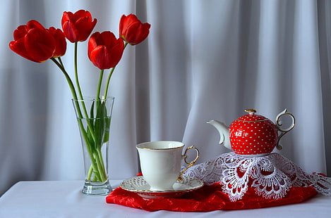 röda tulpanblommor och röd och vit keramisk tekanna med tekopp, blommor, bord, bukett, vattenkokare, kopp, tulpaner, stilleben, HD tapet HD wallpaper