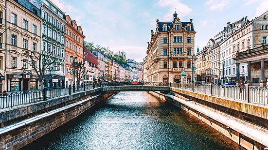 通り、ヨーロッパ、チェコ、チェコ共和国、カルロヴィヴァリ、橋、空、都市の景観、川、水路、水路、建物、チャンネル、メトロポリス、プラザ、反射、水、町、都市、運河、 HDデスクトップの壁紙 HD wallpaper