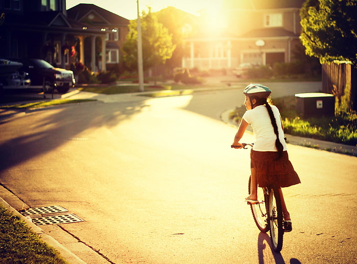 自転車に沿って、女性の白いtシャツと赤いスカートの衣装、ヴィンテージ、サニー、自転車、ビネット、姉妹、近所、 HDデスクトップの壁紙