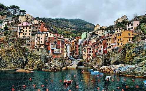 茶色と白のコンクリートの建物、イタリア、風景、都市、家、建物、水、 HDデスクトップの壁紙 HD wallpaper