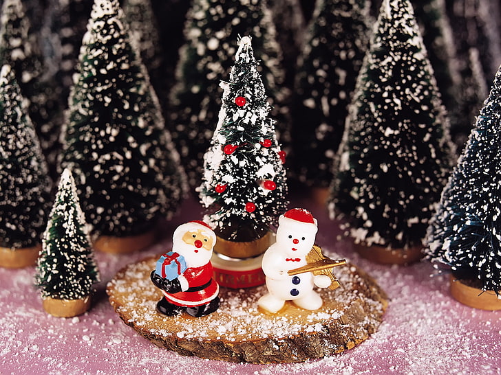 Noel Baba ve kardan adam oynarken keman heykelcik, kış, oyuncaklar, yeni yıl, HD masaüstü duvar kağıdı