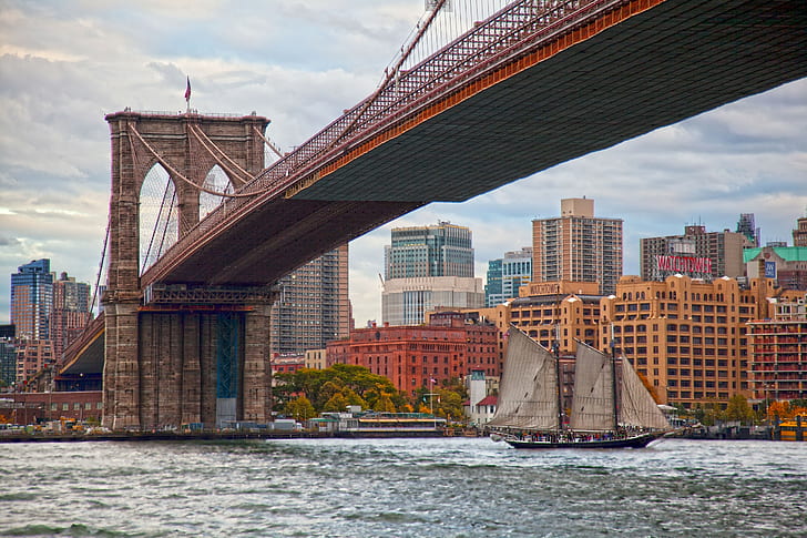 ブルックリン橋、イーストリバー、ニューヨーク、マンハッタン、海峡、イーストリバー、ブルックリン橋、橋、ヨットの建設、 HDデスクトップの壁紙