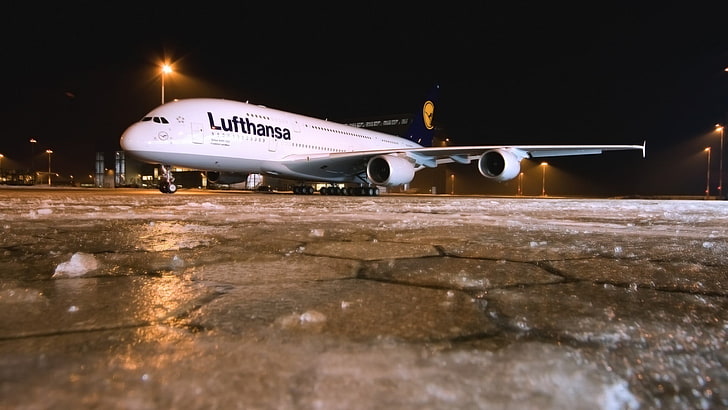 бял самолет на Lufthansa, самолет, Airbus A-380-861, Lufthansa, лед, нощ, летище, HD тапет