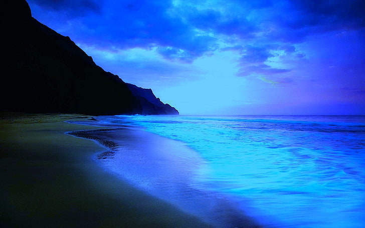 夜のビーチの青い空ビーチ自然ビーチHDアート、雲、山、ビーチ、夜、砂、青い空、 HDデスクトップの壁紙
