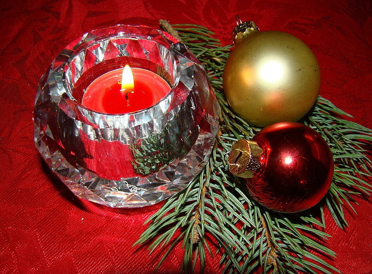vela, adornos navideños, globos, hilo, agujas, atributos, feriado, portalámparas de té de vidrio transparente; adornos de color dorado y rojo, vela, adornos navideños, globos, hilo, agujas, atributos, feriado, Fondo de pantalla HD