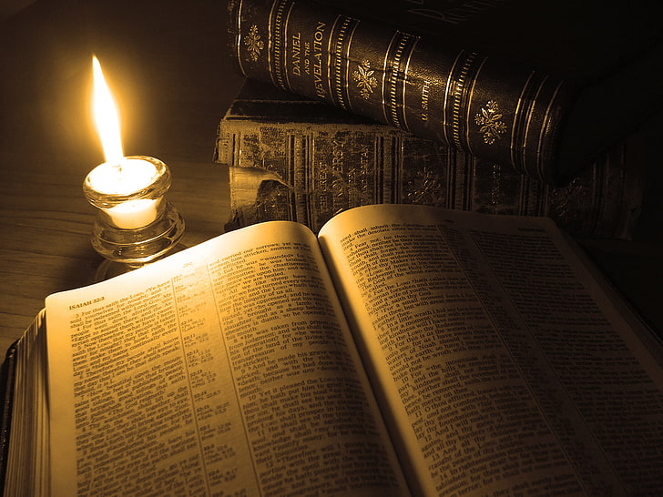 бяла и черна етикетирана книга и бяла конусна свещ, огън, свещ, книга, страница, HD тапет