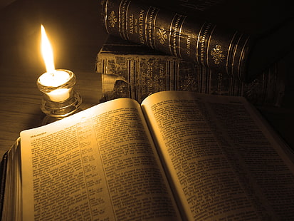книга с белой и черной маркировкой и белая свеча, огонь, свеча, книга, страница, HD обои HD wallpaper