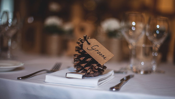 dinner table, groom, macro, pinecone, reception, reservation, reserve, restaurant, table, table napkin, table setting, tableware, wedding, white table cloth, HD wallpaper