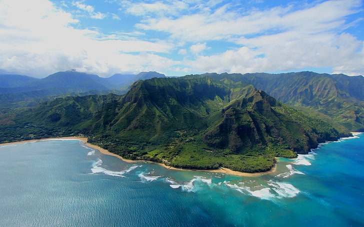 montaña rodeada de agua foto panorámica, naturaleza, paisaje, isla, vista aérea, montañas, Kauai, playa, mar, nubes, Fondo de pantalla HD