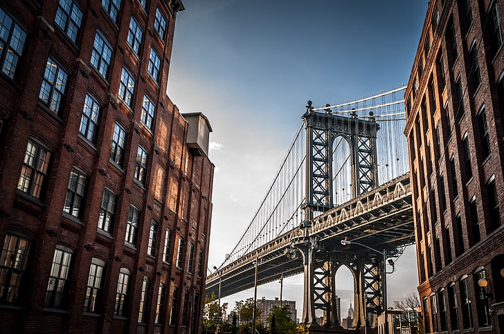 Puente de hormigón marrón, puente, paisaje urbano, la ciudad de Nueva York, EE.UU., el puente de Manhattan, los rayos del sol, el antiguo edificio, la ventana, Fondo de pantalla HD