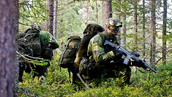 мужской зеленый камуфляжный костюм и штурмовая винтовка, военный, солдат, лес, шведская армия, AK5, HD обои