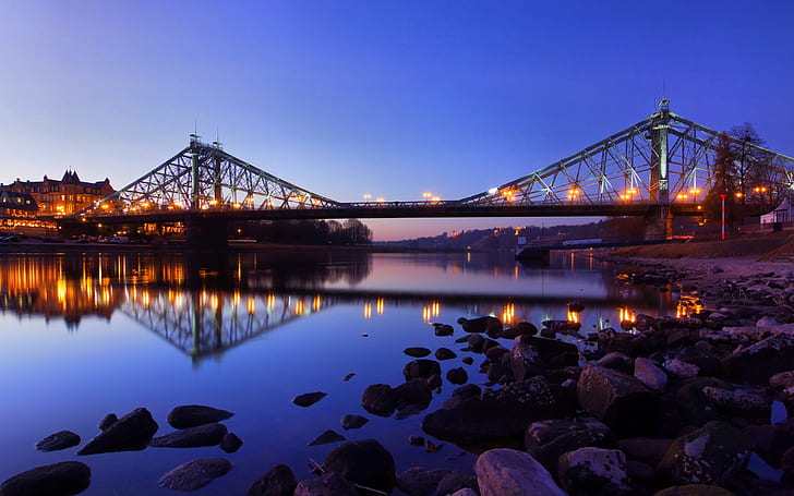 Brücke, Fluss, Steine, Nacht, Beleuchtung, graue Metallvollhängebrücke, Brücke, Fluss, Steine, Nacht, Beleuchtung, HD-Hintergrundbild