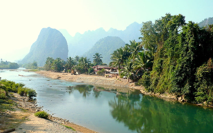 Grüner Laubbaum, Laos, Tropen, Palmen, Fluss, Hütten, HD-Hintergrundbild
