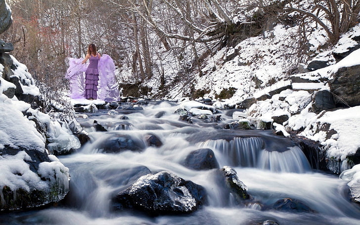 donna che indossa un abito viola a goccia arricciato, ragazza, fiume, neve, cascata, Sfondo HD