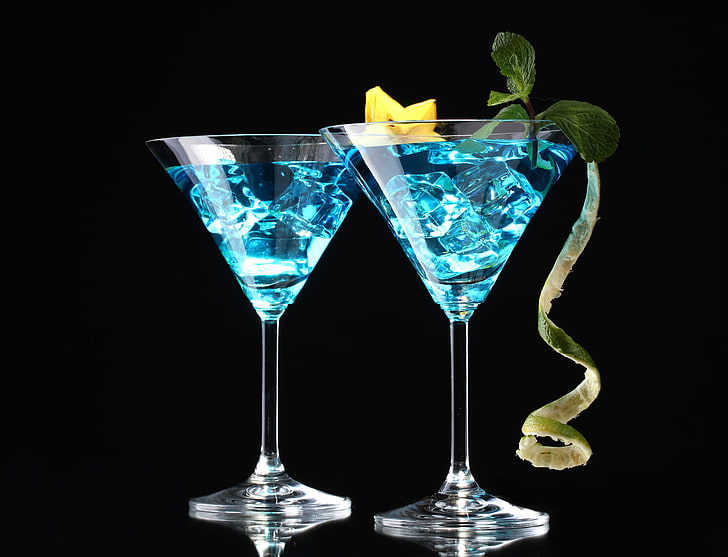 dua gelas martini bening, es, gelas, koktail, minuman, latar belakang hitam, mint, karambol, Wallpaper HD