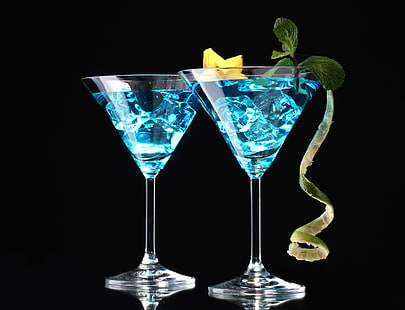 dos vasos de martini claros, hielo, vasos, cóctel, bebida, fondo negro, menta, carambola, Fondo de pantalla HD HD wallpaper