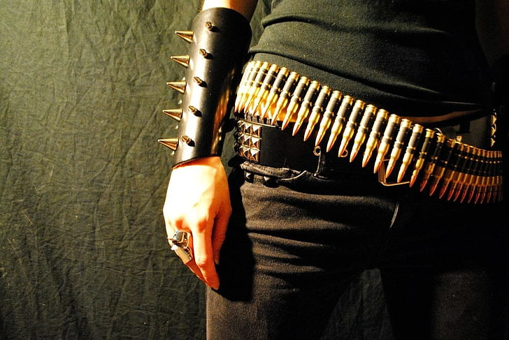 donna che indossa una camicia nera con proiettile grigio sulla cintura, musica metal, donne, munizioni, Sfondo HD