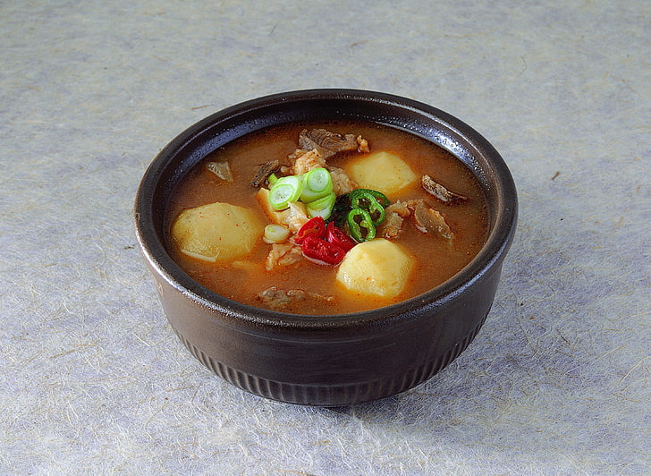 black ceramic bowl, potatoes, soup, meat, greens, HD wallpaper