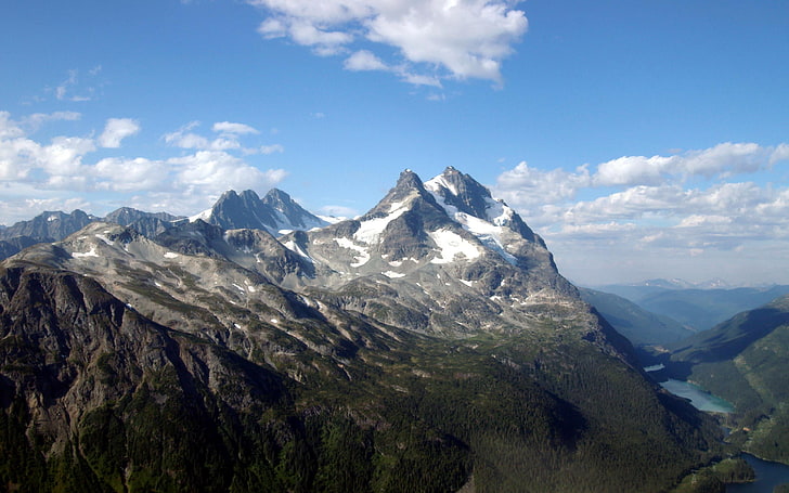 Alpenberg nahe Flusstapete, Berge, Landschaft, Natur, HD-Hintergrundbild